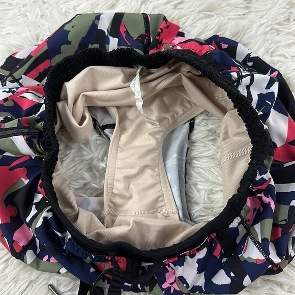 🔥$SALE$🔥 Lululemon Hotty Hot Short Pop Cut Boom Juice Multi / Black - Picture 3 of 7